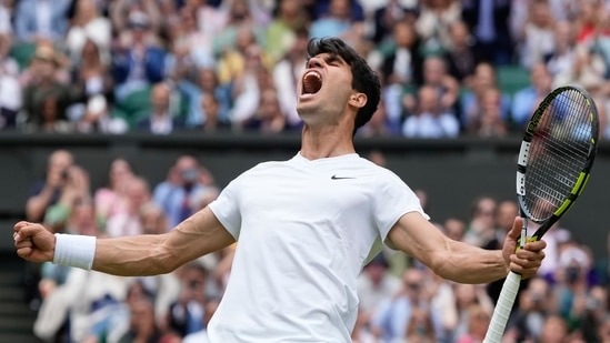 Carlos Alcaraz de España celebra tras derrotar a Daniil Medvedev de Rusia en su partido de semifinales en el campeonato de tenis de Wimbledon (AP)