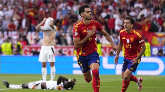 El español Mikel Merino celebra tras anotar el segundo gol de su equipo durante el partido de cuartos de final contra Alemania el viernes (AP)