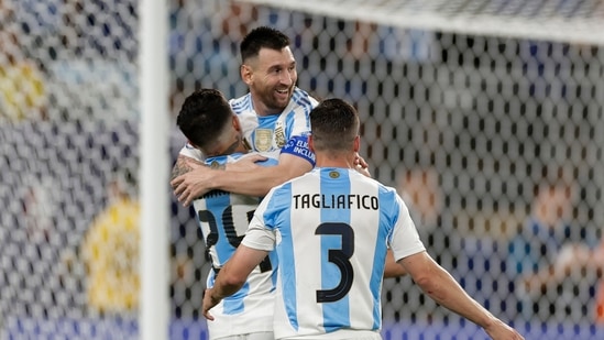 El argentino Lionel Messi es felicitado tras anotar el segundo gol de su equipo contra Canadá durante la semifinal de la Copa América (AP)