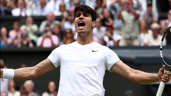 Carlos Alcaraz celebra su victoria ante Daniil Medvedev durante la semifinal individual masculina, el viernes en Wimbledon. (AFP)