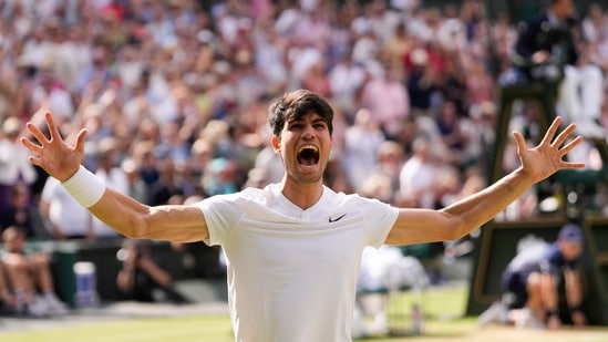 Carlos Alcaraz de España celebra después de derrotar a Novak Djokovic de Serbia en la final individual masculina en Wimbledon. (AP)