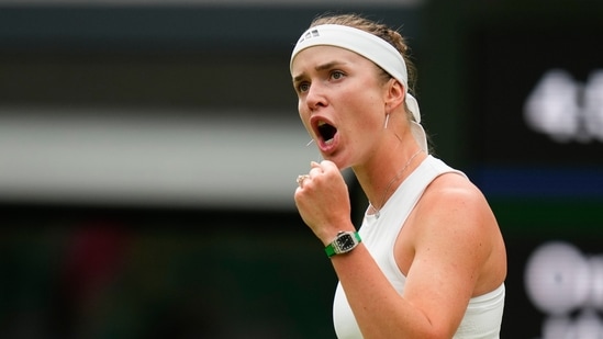 Elina Svitolina de Ucrania reacciona después de ganar un punto contra Ons Jabeur de Túnez durante su partido de tercera ronda en el campeonato de tenis de Wimbledon en Londres, el sábado 6 de julio de 2024. (Foto AP/Kirsty Wigglesworth) (AP)