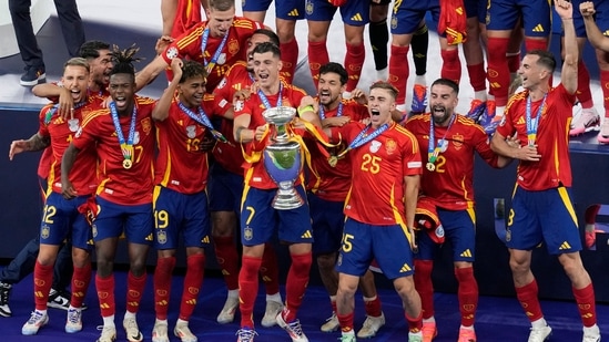 El español Álvaro Morata levanta el trofeo tras ganar el partido final contra Inglaterra en el torneo de fútbol Euro 2024 en Berlín, Alemania (AP)