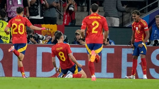 El español Fabián Ruiz celebra con Lamine Yamal el segundo gol de su equipo durante el partido de octavos de final entre España y Georgia en la Eurocopa 2024. (AP)