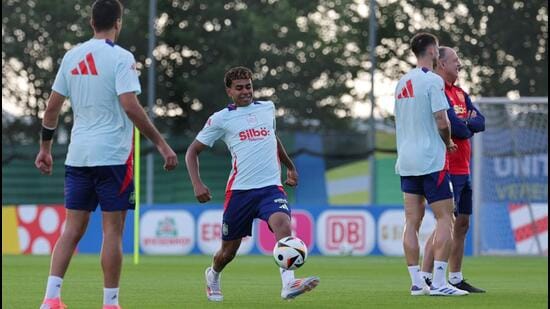 El delantero español Lamine Yamal asiste a una sesión de entrenamiento en Donaueschingen, Alemania.  (AFP)