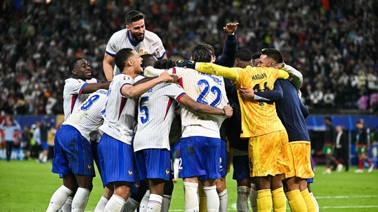 Los jugadores de Francia celebran tras ganar la final en la tanda de penaltis. (AFP)