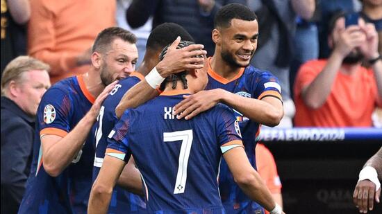 El holandés Cody Gakpo (d) celebra tras marcar el primer gol de su equipo contra Rumanía el martes. (AFP)