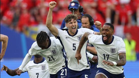 (De izq. a der.) Los ingleses Eberechi Eze, John Stones e Ivan Toney celebran al final de la tanda de penaltis. (AFP)