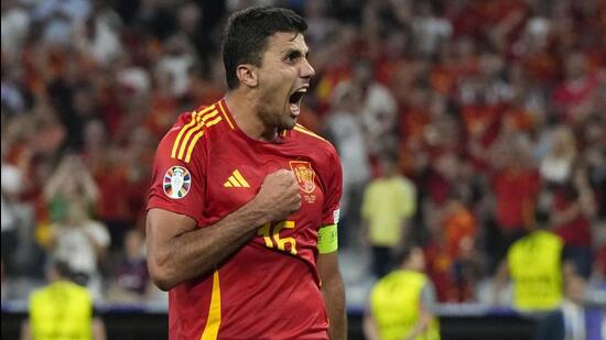 El español Rodri celebra al final del partido de semifinales contra Francia en Múnich. (AP)