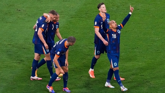Donyell Malen de los Países Bajos, a la derecha, celebra después de anotar el tercer gol de su equipo durante un partido de octavos de final entre Rumania y los Países Bajos en el torneo de fútbol Euro 2024 en Múnich, Alemania, el martes 2 de julio de 2024. (AP)