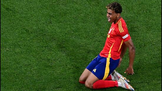 El delantero español Lamine Yamal celebra el primer gol de su selección en la semifinal de la Eurocopa 2024 contra Francia en Múnich. (AFP)