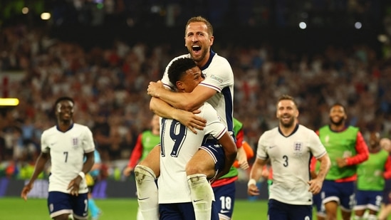 El inglés Harry Kane celebra con Ollie Watkins tras ganar el partido. (REUTERS)