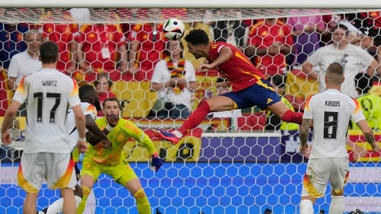 Mikel Merino, en el centro, marca el segundo gol de su equipo durante el partido de cuartos de final entre Alemania y España en el torneo de fútbol Euro 2024 en Stuttgart, Alemania, el viernes 5 de julio de 2024. (AP)