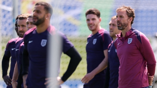 El entrenador de Inglaterra, Gareth Southgate, y sus jugadores asisten a una sesión de entrenamiento MD-1 en el campamento base del equipo en Blankenhain, el 13 de julio de 2024, en vísperas de su partido final de la Eurocopa 2024 contra España. (AFP)