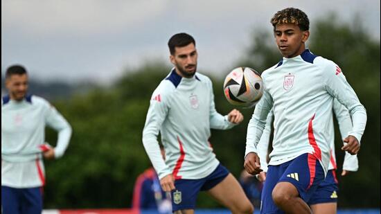 El español Lamine Yamal asiste a un entrenamiento en vísperas de la final contra Inglaterra. (AFP)