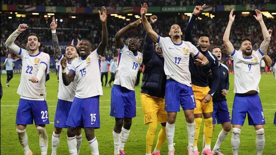 Los jugadores de Francia celebran tras ganar el partido de cuartos de final de la Eurocopa 2024 contra Portugal en Hamburgo el viernes. (AP)