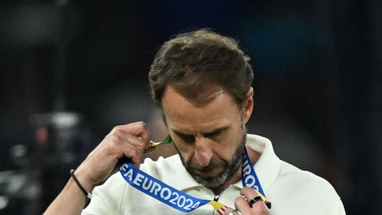 El seleccionador inglés Gareth Southgate reacciona con su medalla de plata tras la final de la Eurocopa 2024 entre España e Inglaterra (AFP)