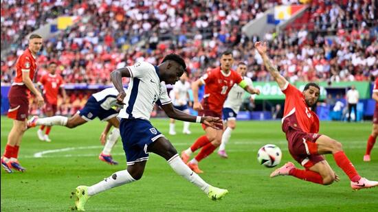 El delantero inglés Bukayo Saka (#07) dispara pero no logra marcar durante el partido de cuartos de final de la Eurocopa 2024 entre Inglaterra y Suiza en el Duesseldorf Arena en Duesseldorf el 6 de julio de 2024. (Foto de INA FASSBENDER / AFP) (AFP)