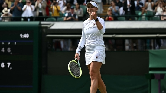 La tenista checa Barbora Krejcikova celebra su victoria ante la letona Jelena Ostapenko durante su partido de cuartos de final de individuales femeninos en el décimo día del Campeonato de Wimbledon 2024 (AFP)