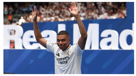 Mbappé posó con la famosa camiseta del Real junto al presidente del club, Pérez.