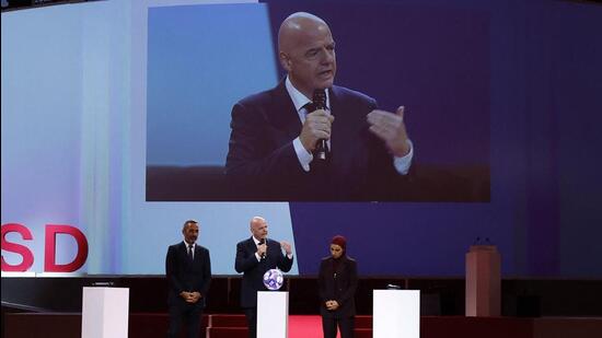 El presidente de la FIFA, Gianni Infantino (centro), habla en París el jueves. (AFP)