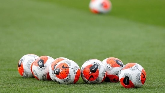Imagen genérica de un balón de fútbol en el campo (Action Images vía Reuters)