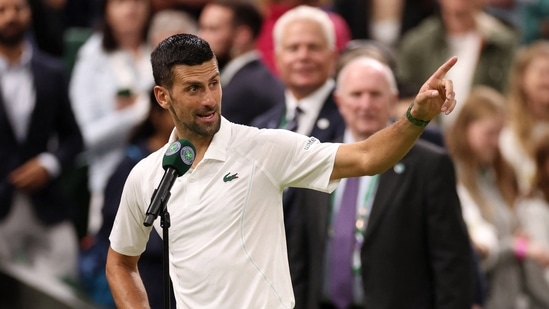 El serbio Novak Djokovic da un discurso después de ganar su partido de cuarta ronda contra el danés Holger Rune (REUTERS)