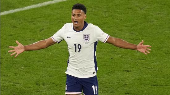 Ollie Watkins celebra el segundo gol de Inglaterra en Dortmund el miércoles. (AP)