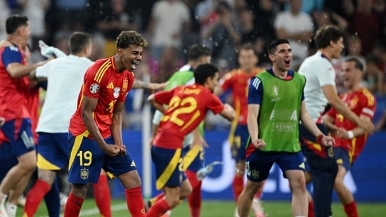 El español Lamine Yamal celebra después del partido. (REUTERS)