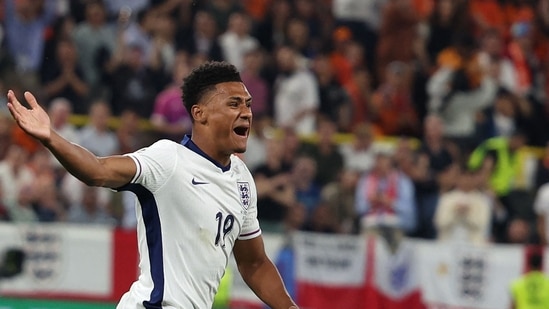 Ollie Watkins marcó en el primer minuto del tiempo añadido.(AFP)