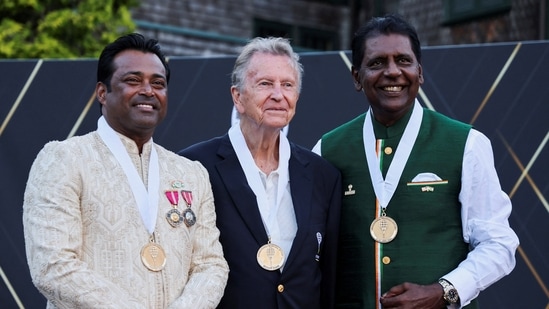 Leander Paes, Richard Evans y Vijay Amritraj posan para una foto después de ser incluidos en el Salón Internacional de la Fama del Tenis en Newport. (REUTERS)