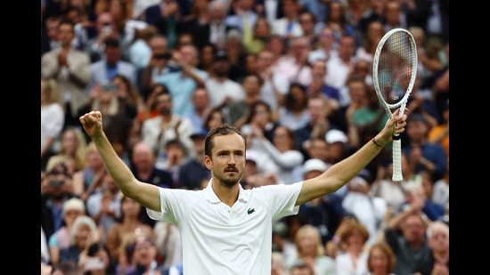 El ruso Daniil Medvedev celebra tras ganar su partido de cuartos de final contra el italiano Jannik Sinner. (REUTERS)