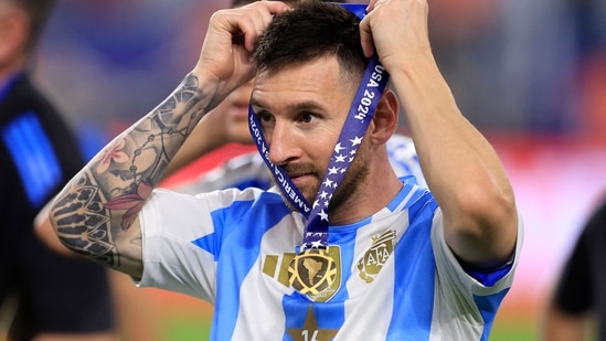 Lionel Messi de Argentina se pone su medalla tras la victoria en la final de la CONMEBOL Copa América 2024 ante Colombia (Getty Images via AFP)