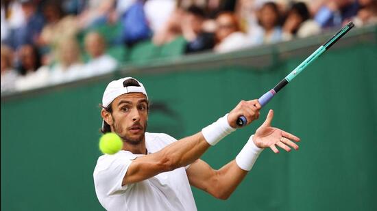 El italiano Lorenzo Musetti devuelve el balón al francés Giovanni Mpetshi Perricard.  (AFP)