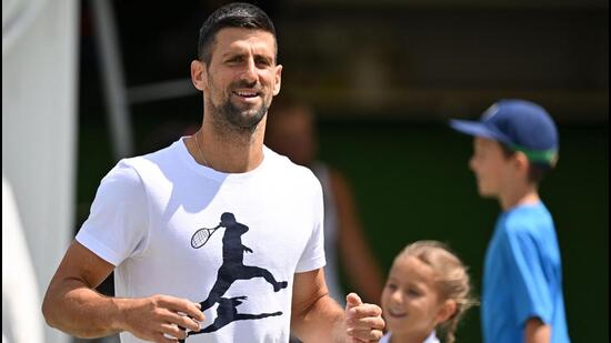 El serbio Novak Djokovic participa en un entrenamiento en Wimbledon. (AFP)