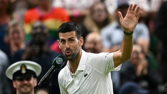 El serbio Novak Djokovic habla durante una entrevista y reacciona ante el comportamiento de la multitud al final de su partido de individuales de Wimbledon contra el danés Holger Rune (AFP)