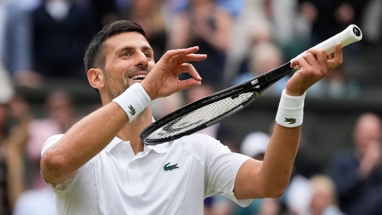 Novak Djokovic de Serbia reacciona tras derrotar a Lorenzo Musetti de Italia en su partido de semifinales en el campeonato de tenis de Wimbledon en Londres, el viernes (AP)