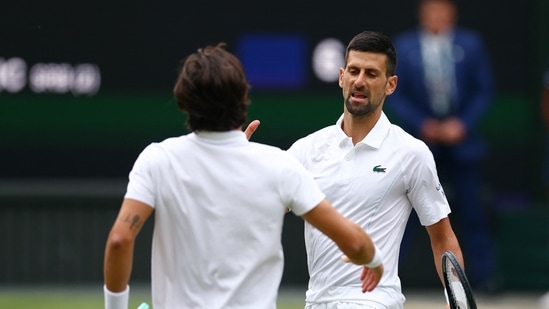 El serbio Novak Djokovic estrecha la mano del italiano Lorenzo Musetti tras ganar su partido de semifinales (REUTERS)