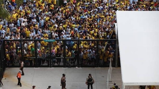 Fuera del estadio se podían ver situaciones parecidas a una estampida (Getty Images)