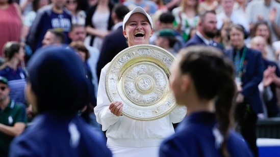 Barbora Krejcikova de la República Checa reacciona mientras sostiene su trofeo después de derrotar a Jasmine Paolini de Italia en la final individual femenina (AP)