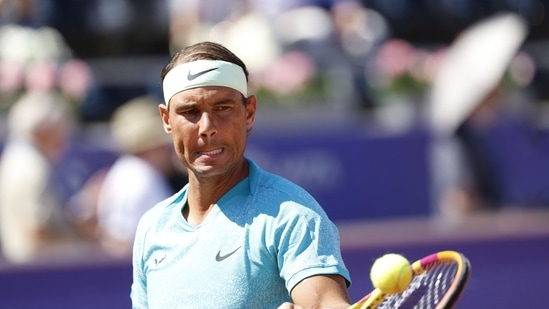 El español Rafael Nadal devuelve la pelota al croata Duje Ajdukovic durante su partido de semifinales individuales masculino del ATP Nordea Open (AFP)