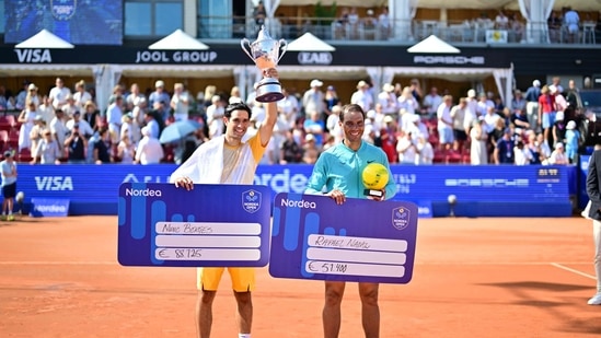 El portugués Nuno Borges (izq.) y el español Rafael Nadal celebran después de su último partido individual masculino del torneo de tenis ATP Nordea Open en Bastad, Suecia. (AFP)