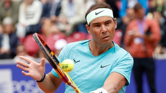 El español Rafael Nadal devuelve la pelota mientras juega con el noruego Casper Ruud (no visto) durante el partido de dobles de tenis masculino (AFP)