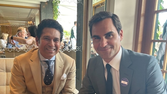 Sachin Tendulkar y Roger Federer posan juntos para una foto.