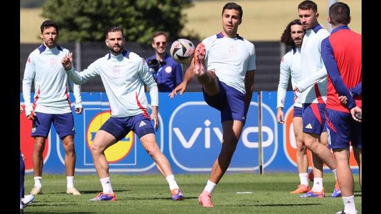 El centrocampista español Rodri en la base de entrenamiento del equipo antes de la semifinal contra Francia. (REUTERS)