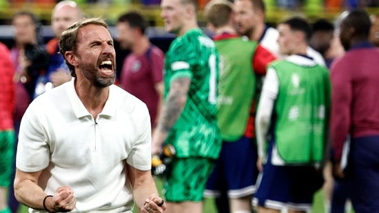 El entrenador de Inglaterra, Gareth Southgate, celebra tras ganar el partido de semifinales de la Eurocopa 2024 entre Holanda e Inglaterra (AFP)