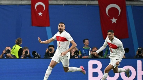 El defensa turco #03 Merih Demiral (izq.) celebra tras marcar el primer gol durante el partido de octavos de final de la Eurocopa 2024 contra Austria (AFP)