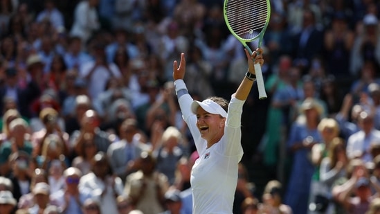 La checa Barbora Krejcikova celebra su victoria en la final ante la italiana Jasmine Paolini (REUTERS)