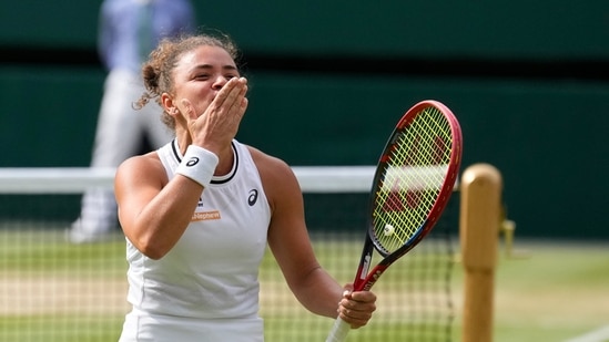 Jasmine Paolini de Italia celebra después de derrotar a Donna Vekic de Croacia. (AP)