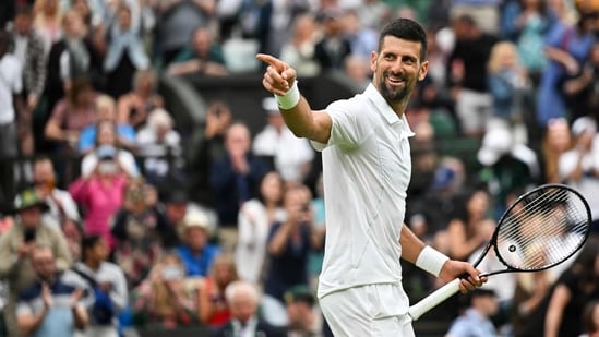 Novak Djokovic celebra su victoria contra el checo Vit Kopriva durante su partido de tenis individual masculino en el segundo día del Campeonato de Wimbledon 2024 en el All England Lawn Tennis and Croquet Club en Wimbledon, suroeste de Londres, el 2 de julio de 2024. (AFP)